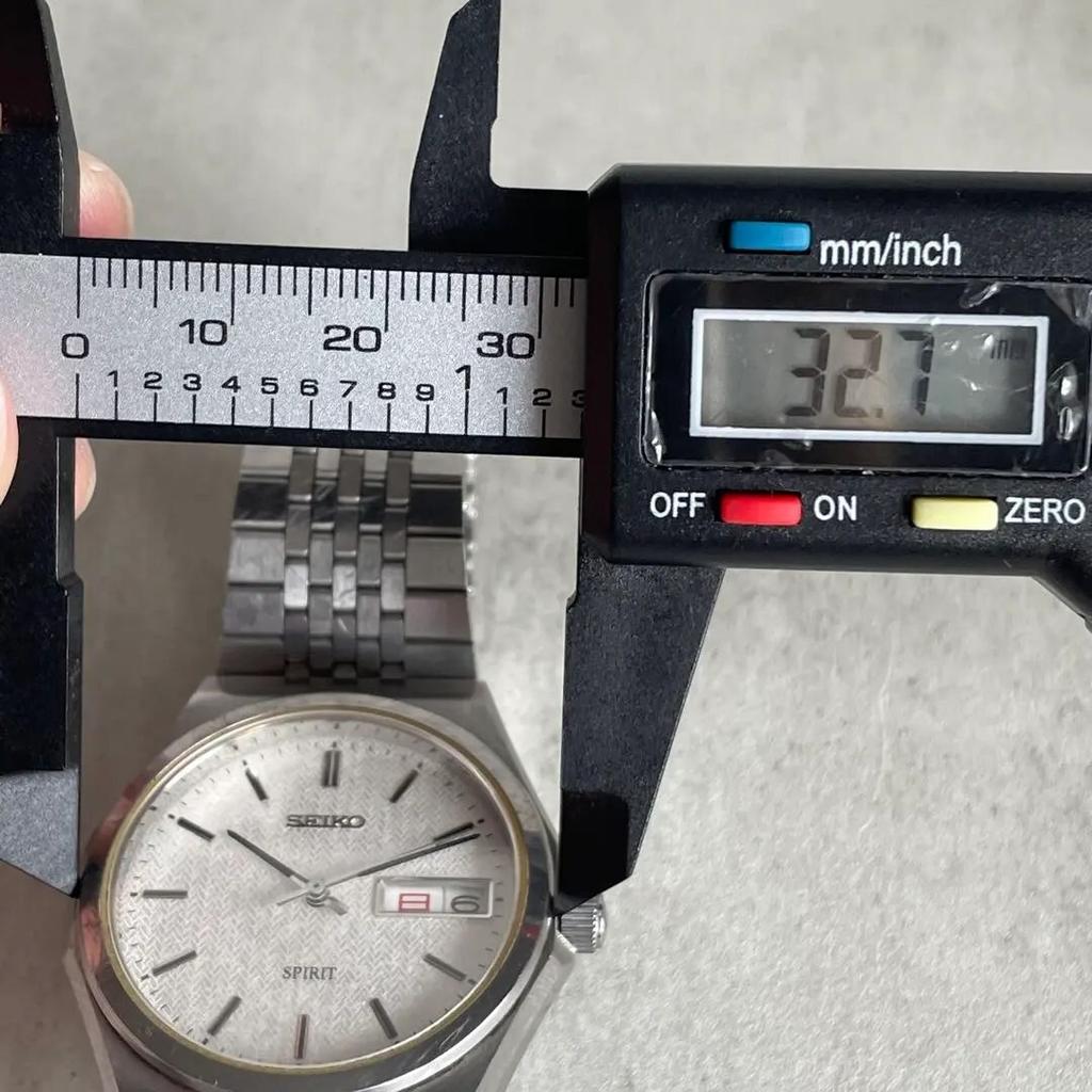 SEIKO Spirit herringbone dial wristwatch day-date