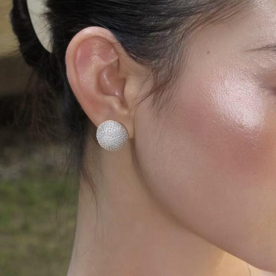 French Star Round Ball Stud Earrings: Stylish, Exquisite, Simple Design with a Luxurious, High-Class Feel.