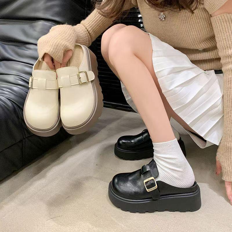 Super feuer fortgeschrittener Sinn rutschfeste coole Hausschuhe Internet-Berühmtheit schwarze Tasche Kopf erhöhend dicke Sohle Hausschuhe Damen Sommerbekleidung 2025 neu