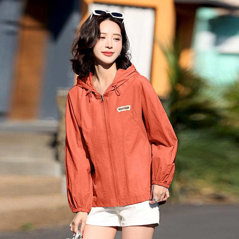 

Женская повседневная легкая куртка с солнцезащитой - Лето 2025, корейский стиль, большие размеры, свободный крой, защита от солнца. Triple Extra Large оранжевый