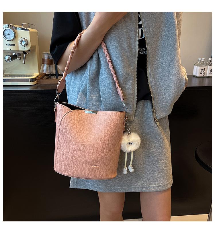 Summer Popular Small Bag Women 2025 New Fashion Versatile Messenger Bag Exquisite Super Fire Portable Bucket Bag