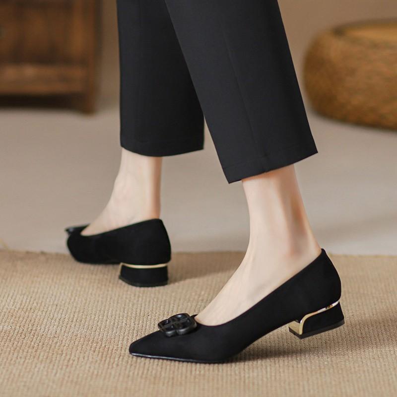

Женские осенние туфли на низком каблуке с острым носом на тонком каблуке с мелким вырезом, женские однотонные ленивые туфли - модные, удобные и универсальные 35 чёрный