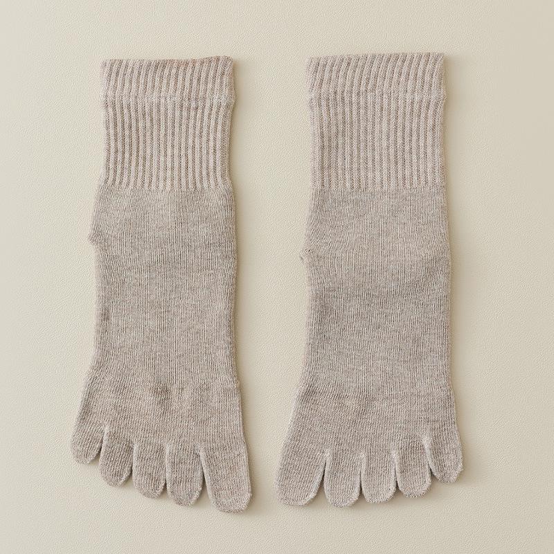 

Женские зимние махровые носки с пятью пальцами: Средняя длина, плотные, теплые, бархатистые, дезодорирующие, впитывающие пот хлопковые носки, раздвоенный носок. One Size света кофе