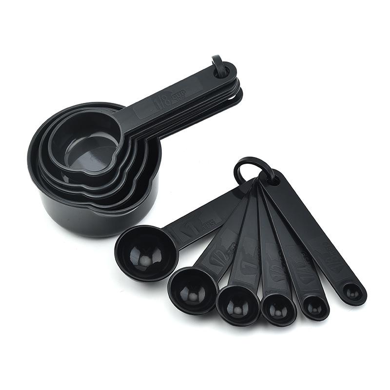 Цветной пластиковый набор мерных чашек и ложек с черными мерными ложками для выпечки