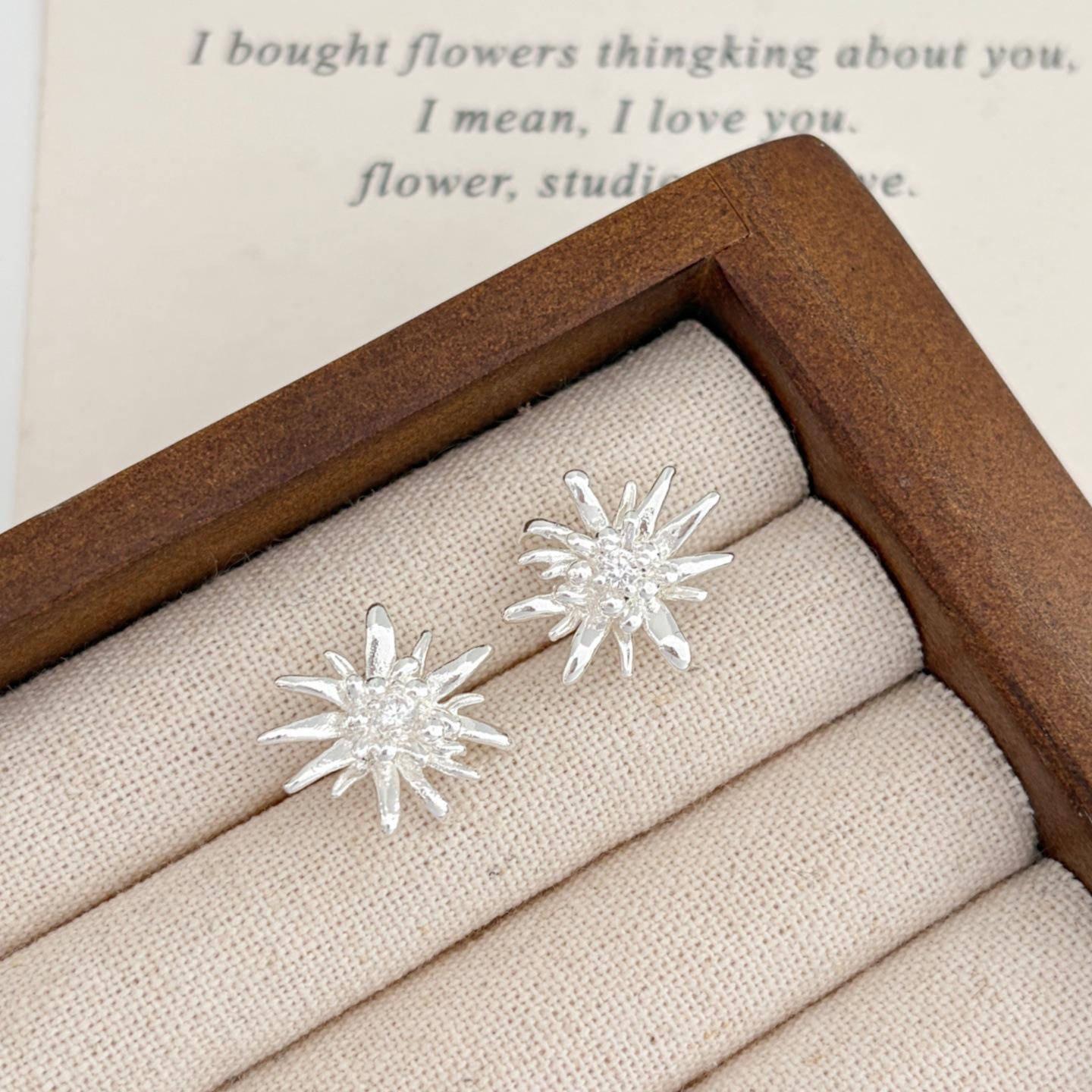 French Retro Zirconia Flower Stud Earrings - Fashionable and Elegant Design серебряный