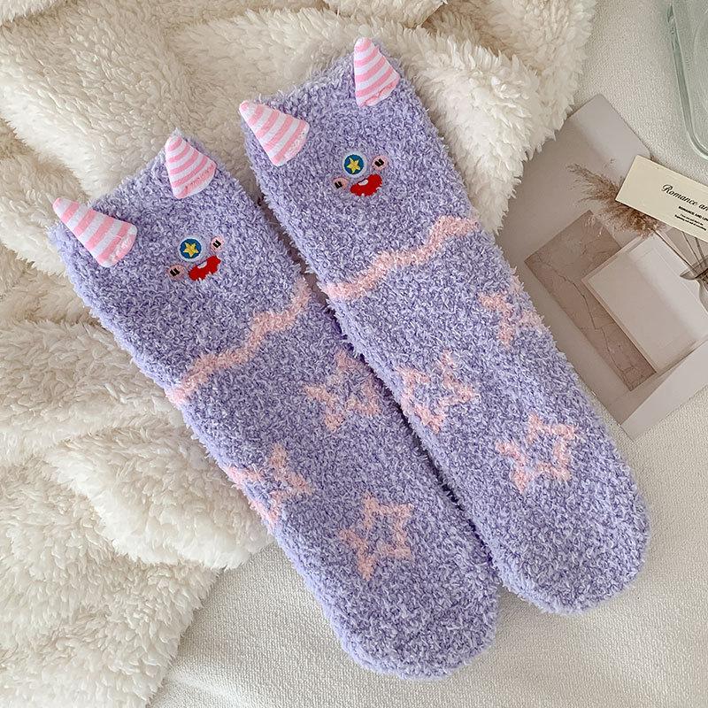 

Мультяшные носки из кораллового флиса для женщин, Утепленные флисовые носки для сна на осень и зиму, Милые носки до середины икры с начесом для послеродового периода 1 pair фиолетовый