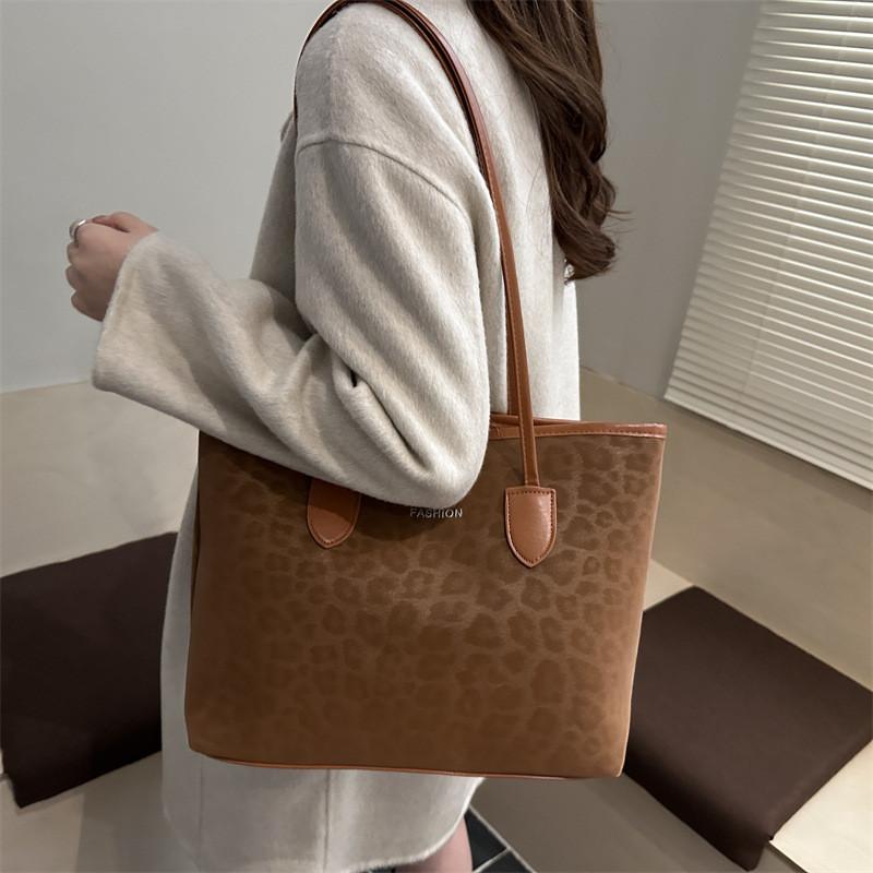 Retro Womens Tote Bag With Special Fabric And Zipper Closure For Daily Commuting And Office