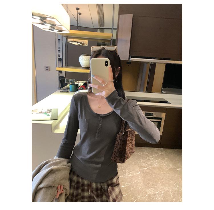 Gentle White Henley Base Layer Women's Slim-Fit Long-Sleeve T-Shirt for Autumn/Winter, New Korean Style.