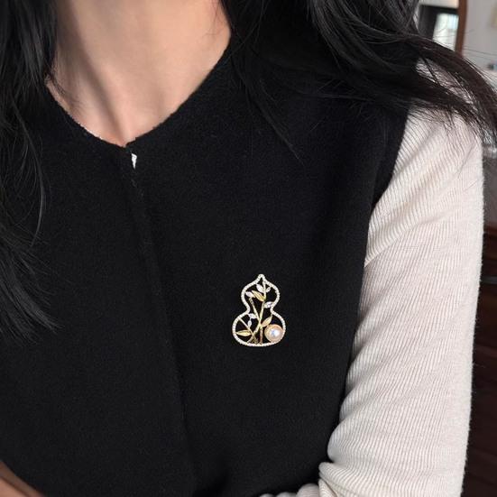 Women Brooch Sparkling Rhinestone Imitation Pearl Inlaid Gourd Shape Anti-Exposure Buckle Suits Sweaters Cheongsam Badge Outfit Accessory