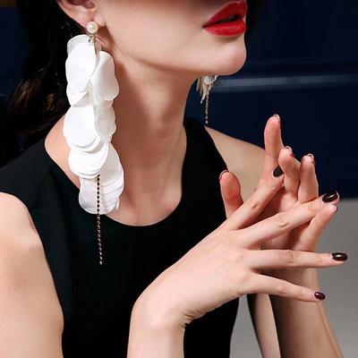 Kişilik Asimetrik Beyaz Saçaklı Küpeler Moda Mizaç Üst Sınıf Küpeler El Yapımı Kumaş Performans Kulak Takısı