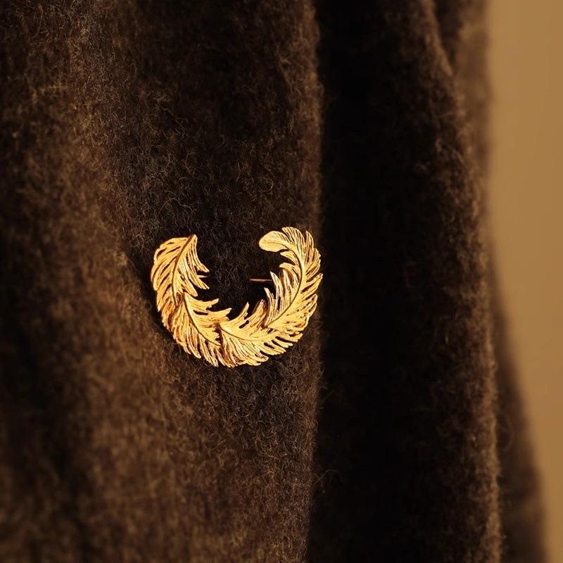 French Three-dimensional Feather Brooch for Women, Retro and Light Luxury Feather Brooch with A Niche Design Sense
