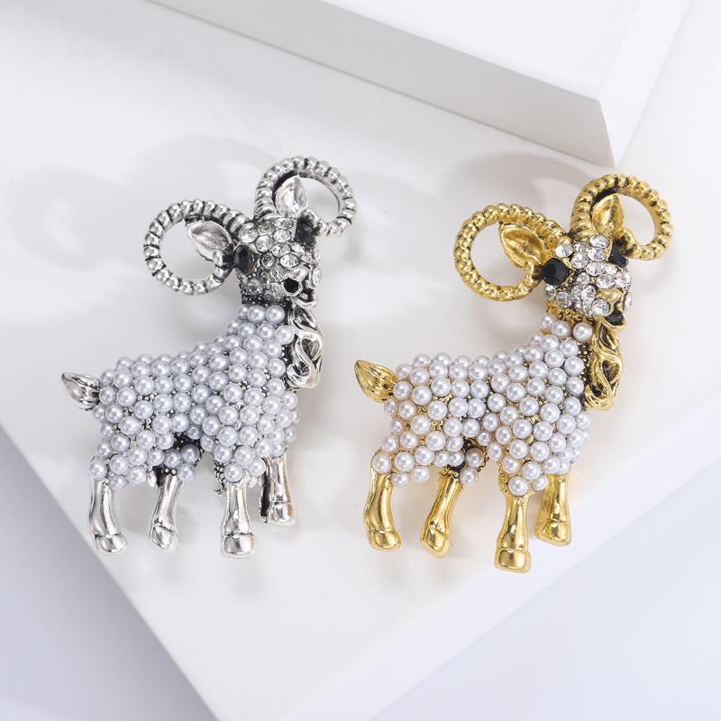 Cute Pearl Goat Animal Brooch 1Pcs Retro Style Lapel Pin for Women Sweater Accessory Perfect Party Gift for Friends