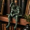 Cadouri pentru pasionații de istorie Statuetă Decorativă Războinic Grec Antic, Figurină Soldat Șezând cu Cască Sculptată Detaliat, Decor de Birou Istoric