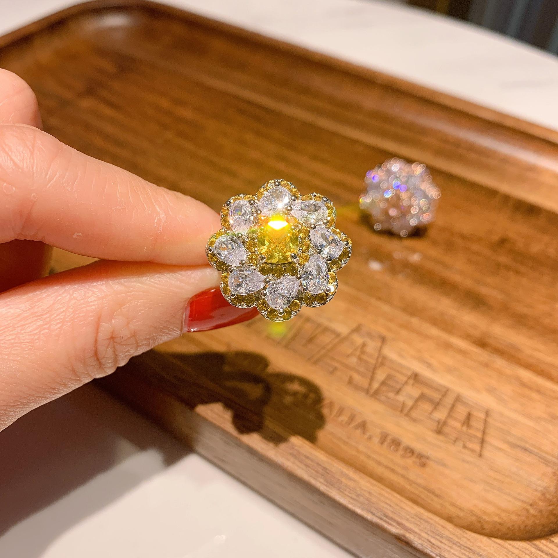 

Кольцо с квадратным розовым бриллиантом 6 * 6, геометрическая инкрустация золотом, индивидуально упакованное женское кольцо