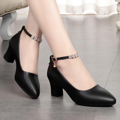 Talons hauts à boucle à un mot pour femmes printemps nouveau talon épais talon moyen petites chaussures en cuir bout pointu bouche peu profonde chaussures simples
