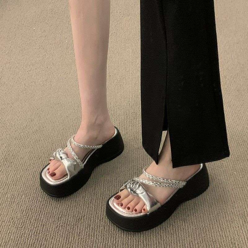 Französische schöne Hausschuhe Damen Sommerbekleidung Mode und hoher Sinn 2025 neues Temperament Strass dicker Boden Strand coole Hausschuhe