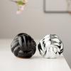 Nordische Keramik Kugel Statue Ornament Gestreift Modern Schreibtisch Foyer Raum Dekor High-End Heimkunst Dekoration Party Dekoration