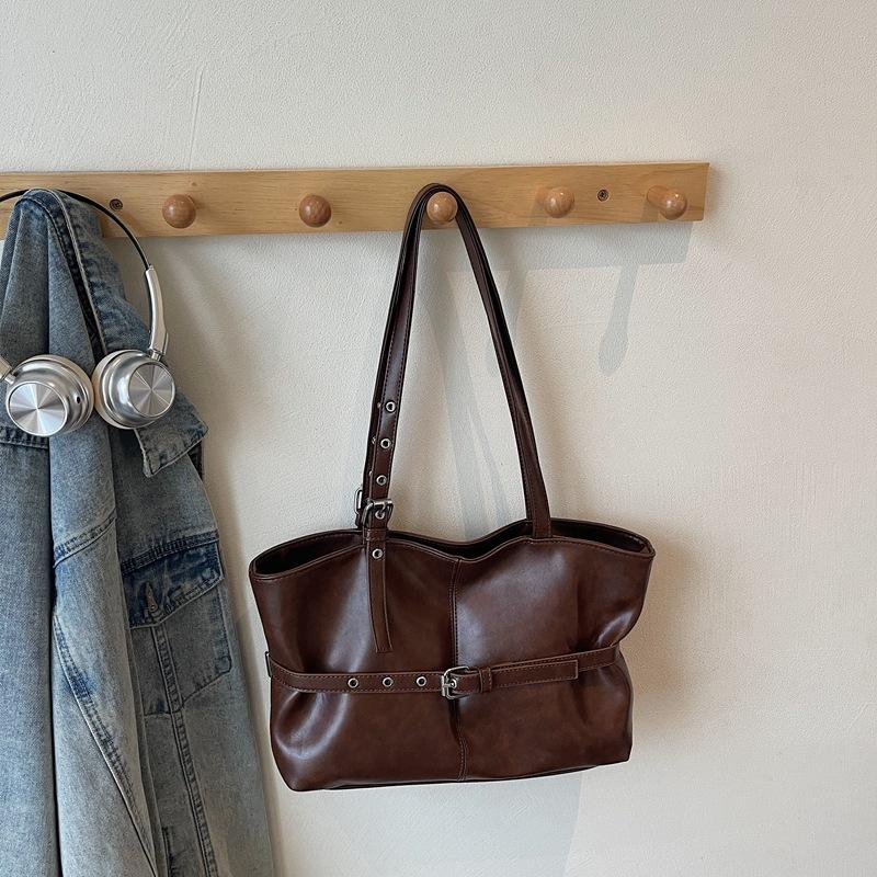 

Осенняя ниша для отдыха корейская версия сумка под мышку 2025 новая большая вместительная сумка-тоут для поездок на работу сумка на плечо в стиле локомотива женская коричневый