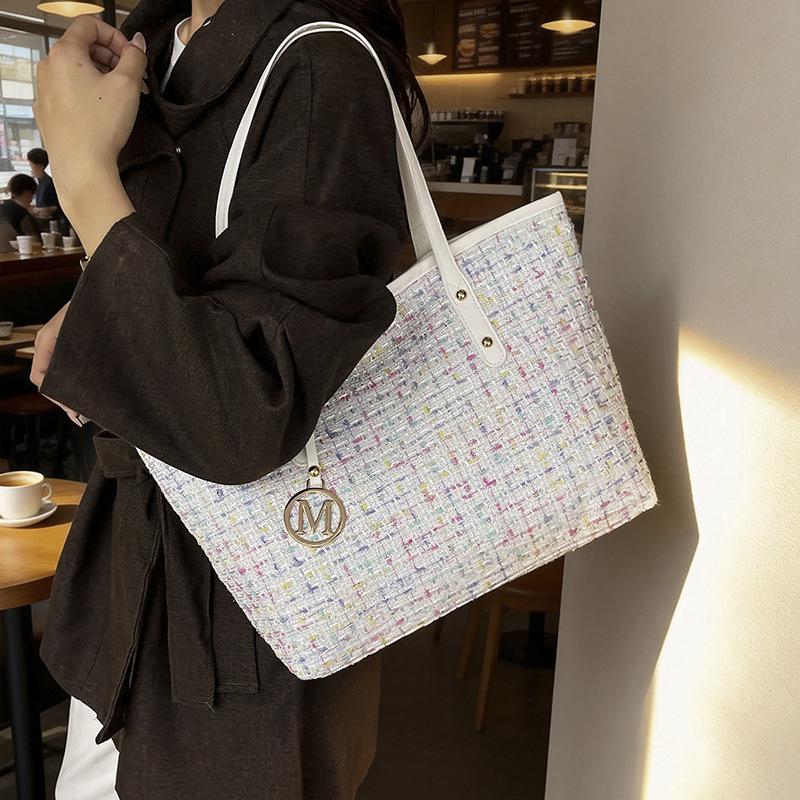 Tote Bag - Fashionable and Versatile Business Shoulder Bag for Ladies, with A Sophisticated Design and Suitable for Carrying.