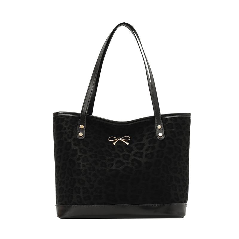

Casual large-capacity tote bag women s season autumn and winter new trendy simple fashion shoulder bag portable underarm bag чорний