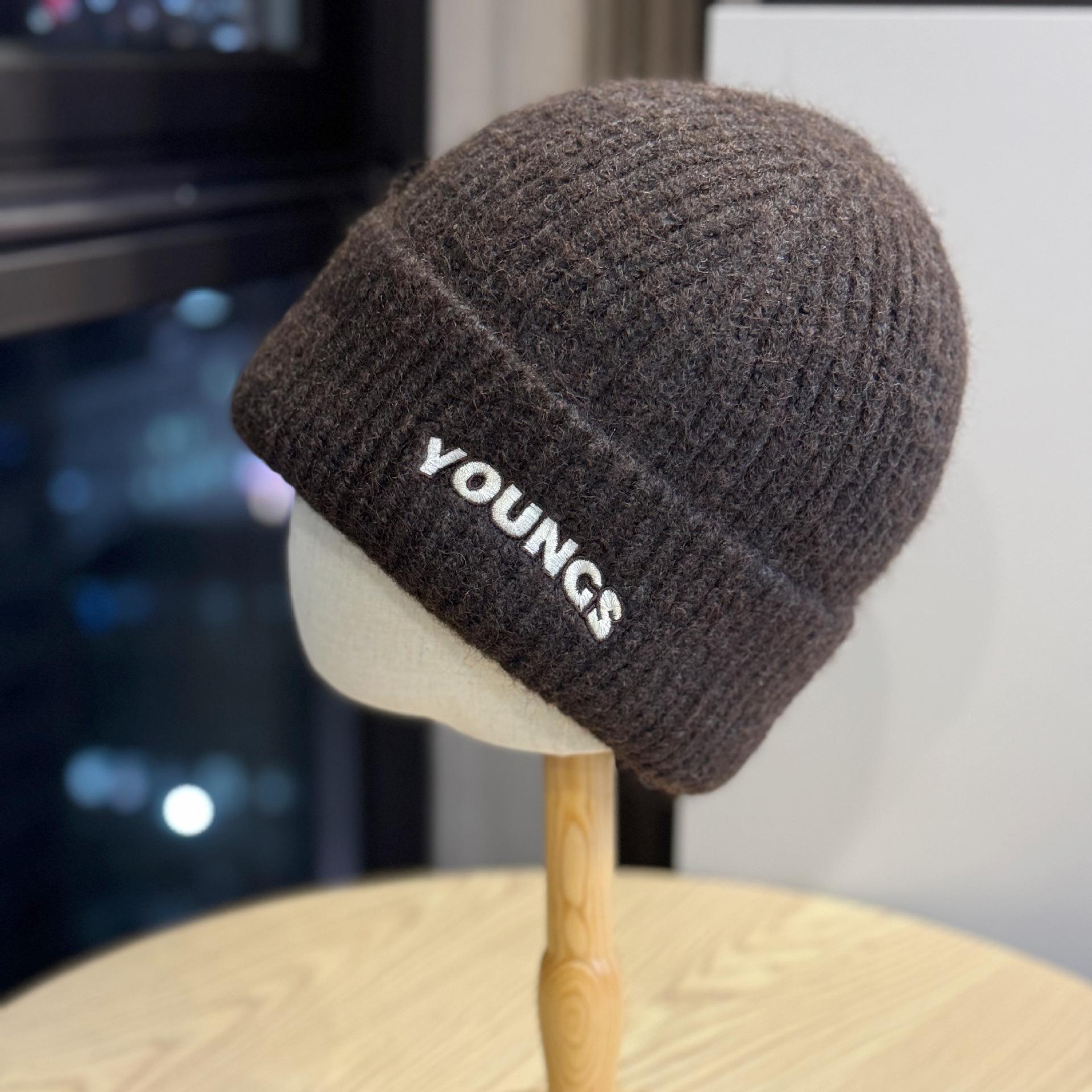 

Новая шапка из толстой вязаной шерсти с вышивкой букв для женщин с маленьким лицом, повседневная, осенне-зимняя, для большой головы, с защитой ушей, теплая шапка-пуловер one size