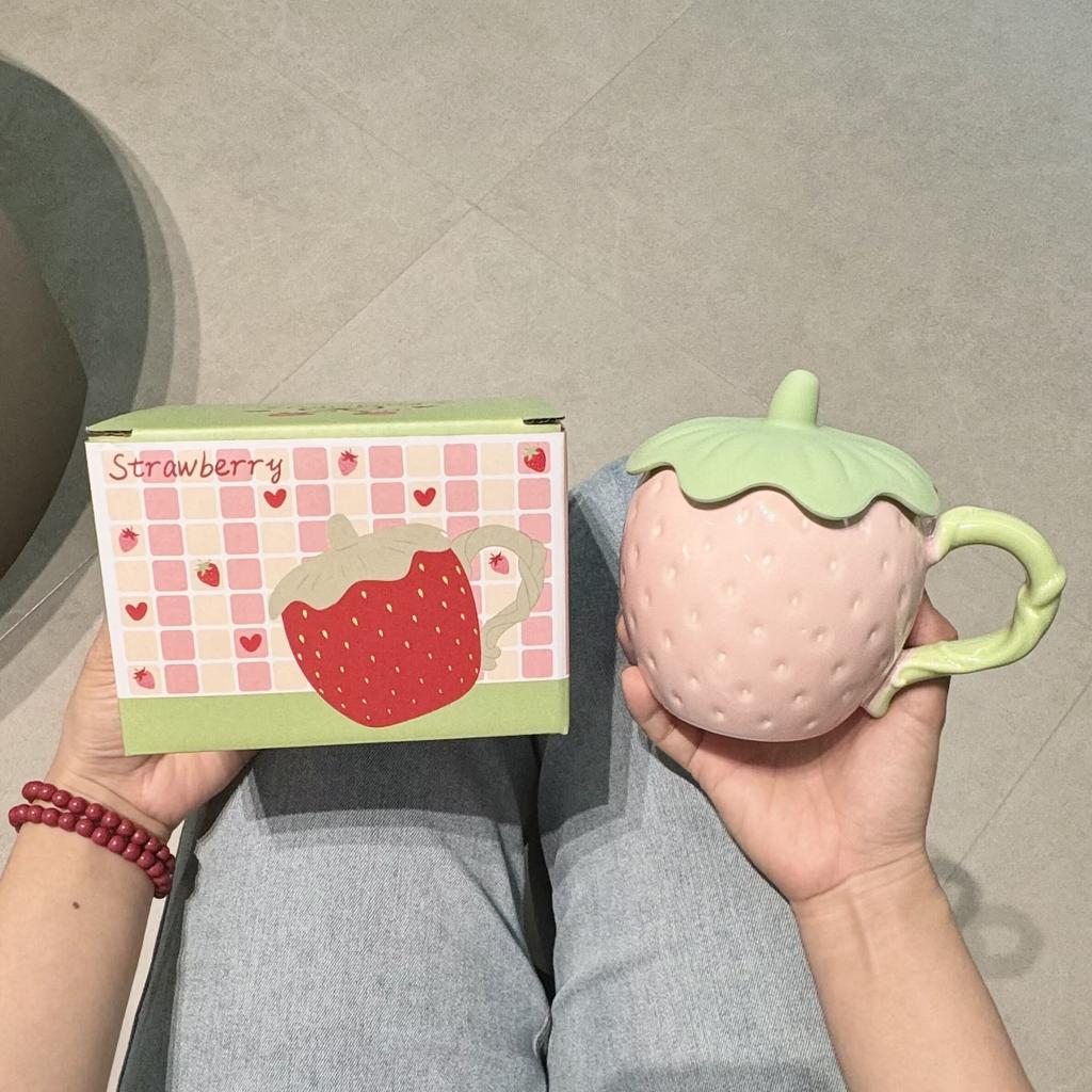 Erdbeer-Tasse mit Deckel, hochwertiger kreativer Becher, Keramik-Wasserbecher, Nischen-Design, Geburtstagsgeschenk Souvenir
