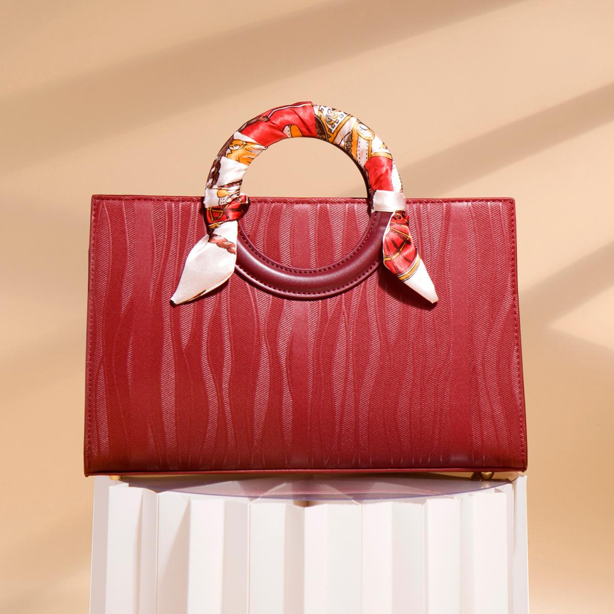 

Mom s bag 2024 new fashion niche design large-capacity shoulder handbag bridal bag for women червоний