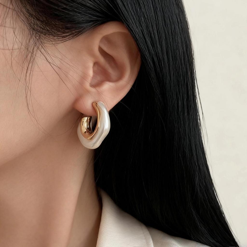 Miki French Retro Geometric Metal Stud Earrings: Versatile Cold Style Fashion Accessories