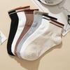 Einfache, trendige gestreifte Socken für Mädchen. Vielseitige, hochwertige, einfarbige Strümpfe. Weiche, atmungsaktive koreanische Sport-Mittelrohrsocken.