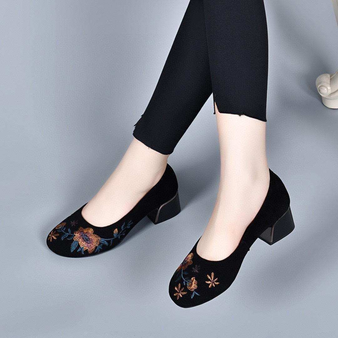 

Женские лоферы с круглым носком 2025 новая этническая вышивка ретро туфли одинарки овчина мелкий вырез удобные на высоком каблуке балетки 41