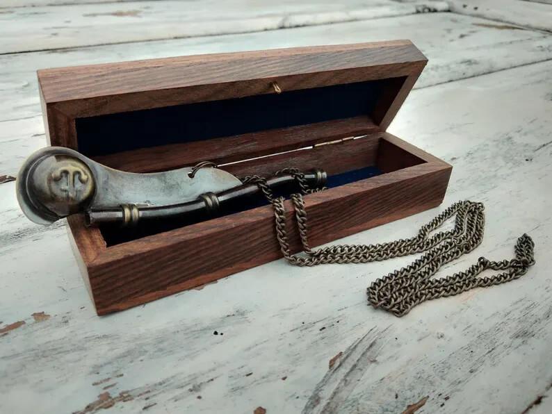 

Antique Brass Boatswain Whistle with Chic Wooden Box & Chain! Maritime Boatswain коричневый
