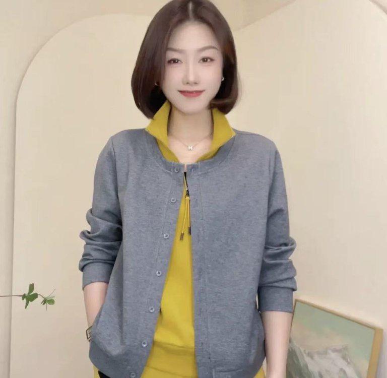 

Stylish Women s Casual Top for Spring and Autumn: Comfortable, Simple Design L серый