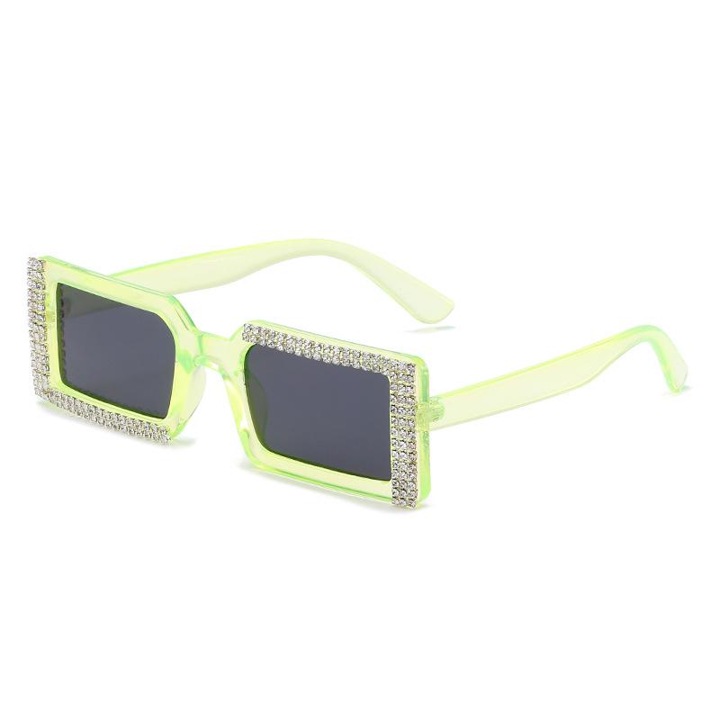 Diamond-Set Sunglasses, Larger-Frame Personalized Diamond Glasses, Street-Shot Pretty Girl Sunglasses