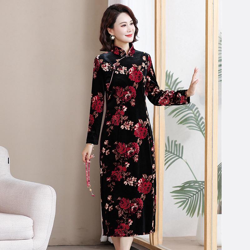 Elegant Golden Velvet Qipao Dress for Middle-Aged and Elderly Women - Waist-Cinching, Mid-Length, Perfect for Spring and Autumn