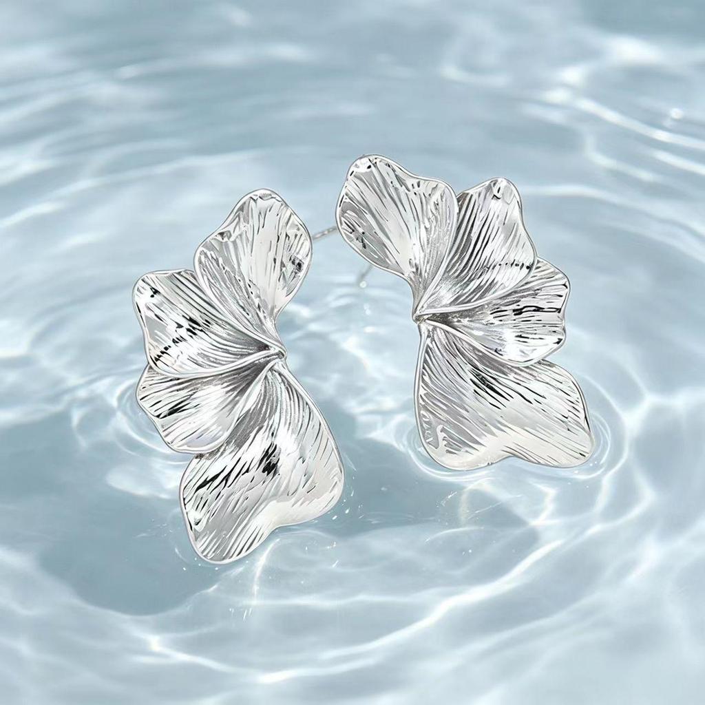 Exaggerated Floral Stud Earrings: Elegant 3D Metal Design, European & American Style, Chic & Luxurious for Women