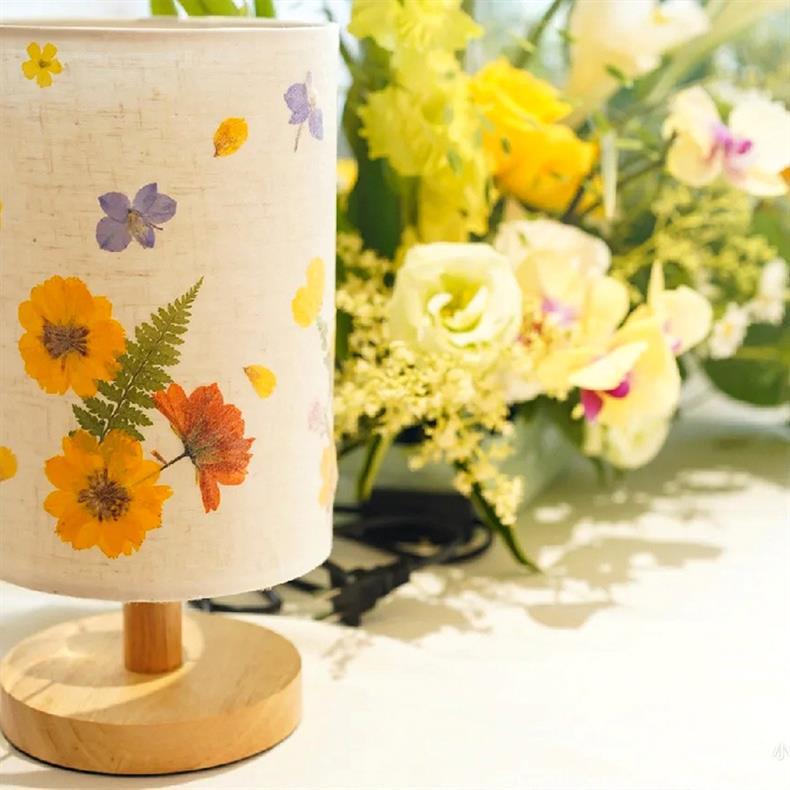 Dried Flower Embossed Table Lamp DIY Kit - Creative Gift for Team Building and National Day Festivities