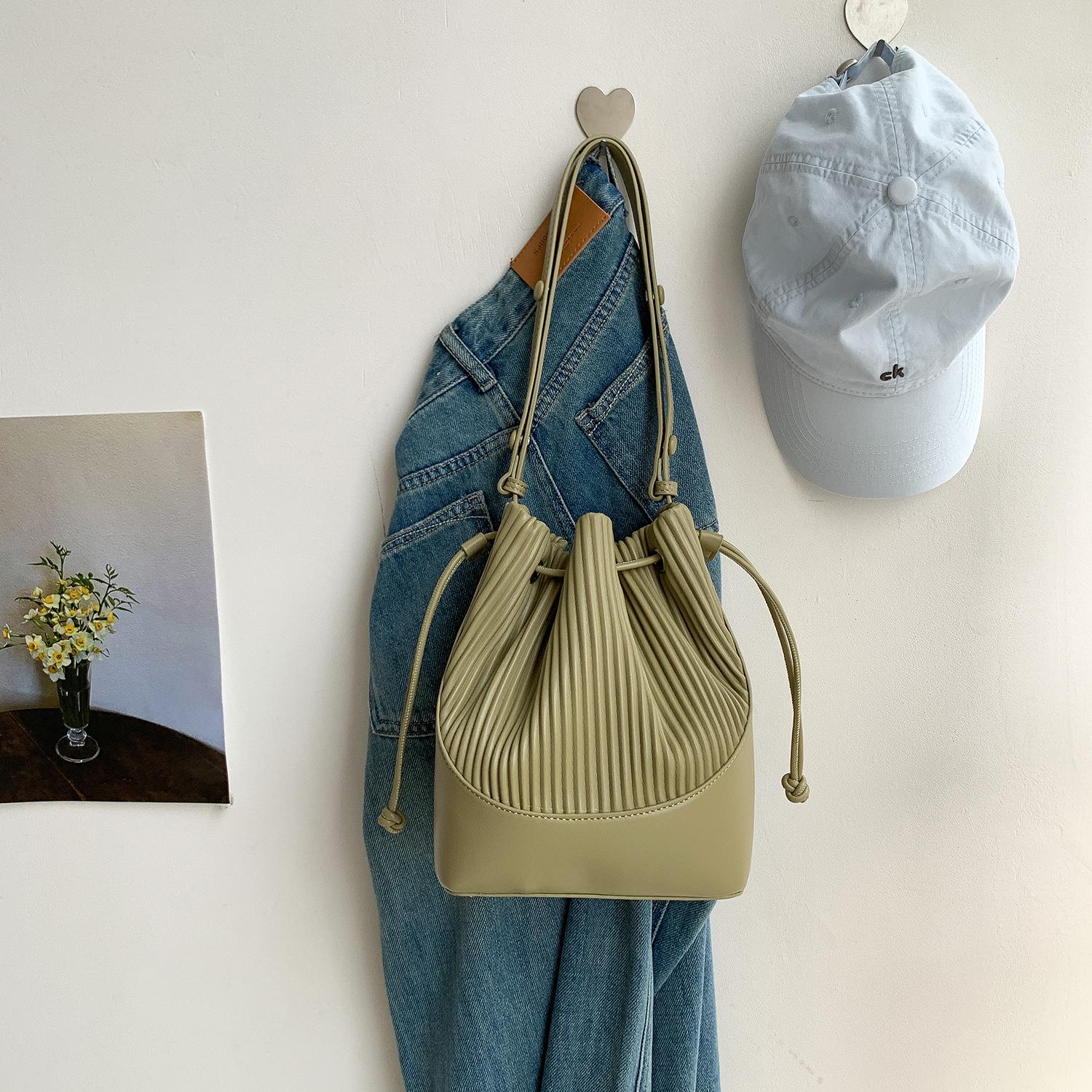 

PU Leather Small Square Crossbody Bags for Women 2026 New Fashi Pleated Versatile Bucket Shoulder Bag Korean Luxury Handbags