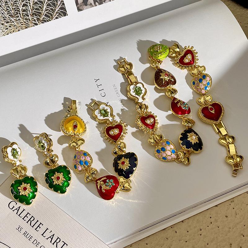 Vintage Liebesherz Geschnitzte Relief Halskette: Elegantes florales Schlüsselbein-Accessoire für Damen