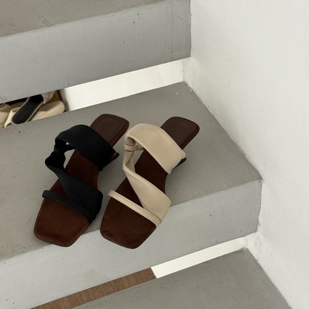 Color matching retro Spice Girl style! Square head suede one-word with slope heel sandals women's wrap with open-toed sandals