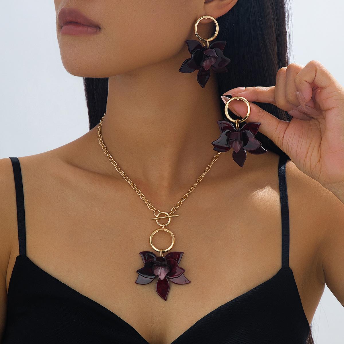 

Модные украшения для женщин золотой