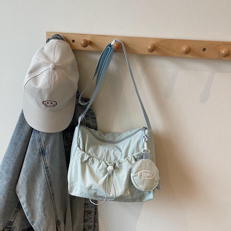 A Fashionable Summer Casual Stylish Simple and Large-capacity Single-shoulder Bag with A Simple Texture