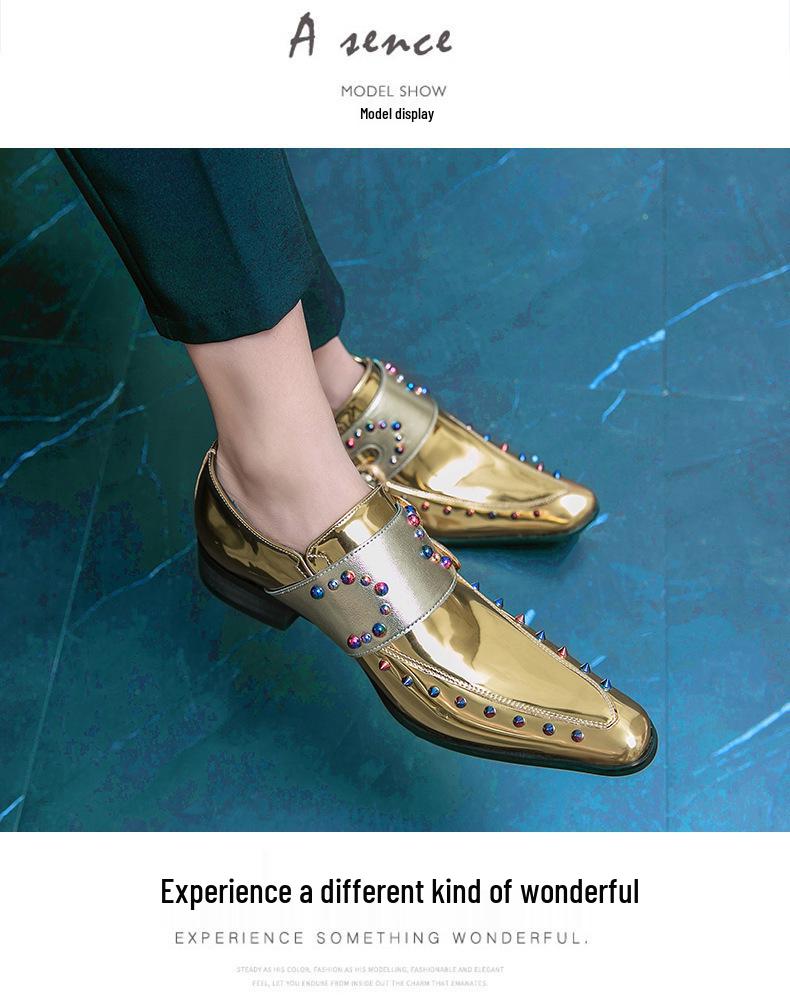 Mocassini da uomo blu e oro taglia L, con punta acuminata, tacco alto in pelle e rivetti metallici