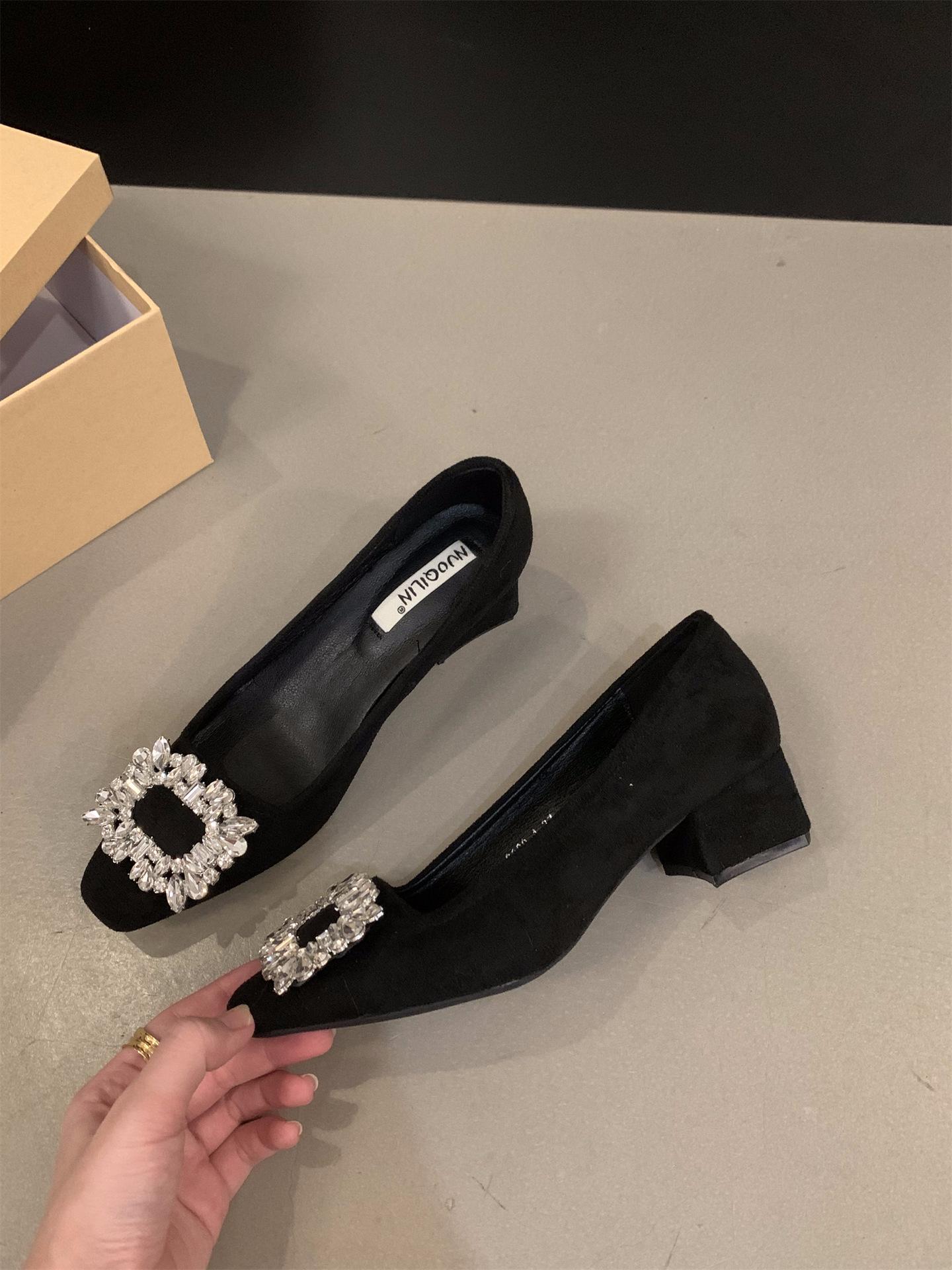 

толстый каблук квадратной формы со стразами высококачественные одинарные туфли женская обувь 2025 новые весна и осень зима высокие каблуки темперамент пригородные туфли 39 чёрный