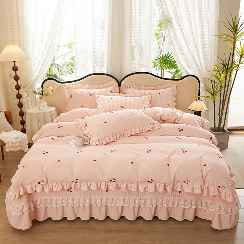 

Утолщенный молочный флис Четыре предмета Высокий граммаж Вышитый стеганый комплект покрывала Кружево Одинарный пододеяльник 200 * 230Cm single quilt cover