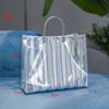 Neue Handheld-Geschenkverpackungstasche Wasserdichte Handtasche mit großem Fassungsvermögen PVC-Laser-Tote Bekleidungsgeschäft