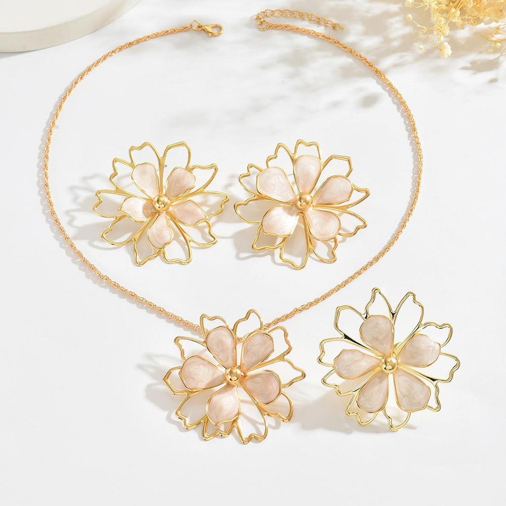 European-American Starfish Necklace & Earring Set: High-End Clavicle Chain, Light Luxury Vacation Style for Women.