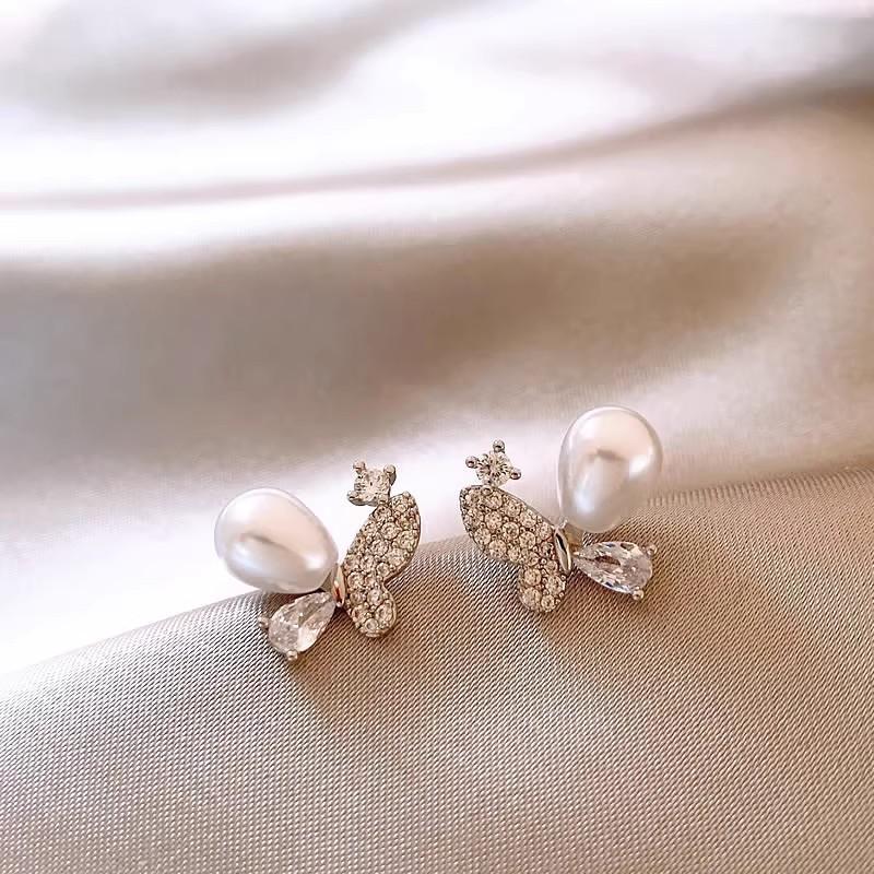 Fresh and Small Butterfly Stud Earrings Women's Design Earrings Earrings