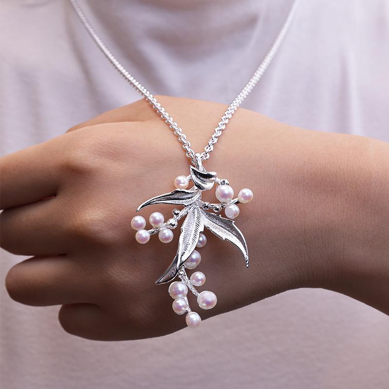 Pearl Flower Sweater Necklace: Stylish & Versatile Clavicle Chain for Women