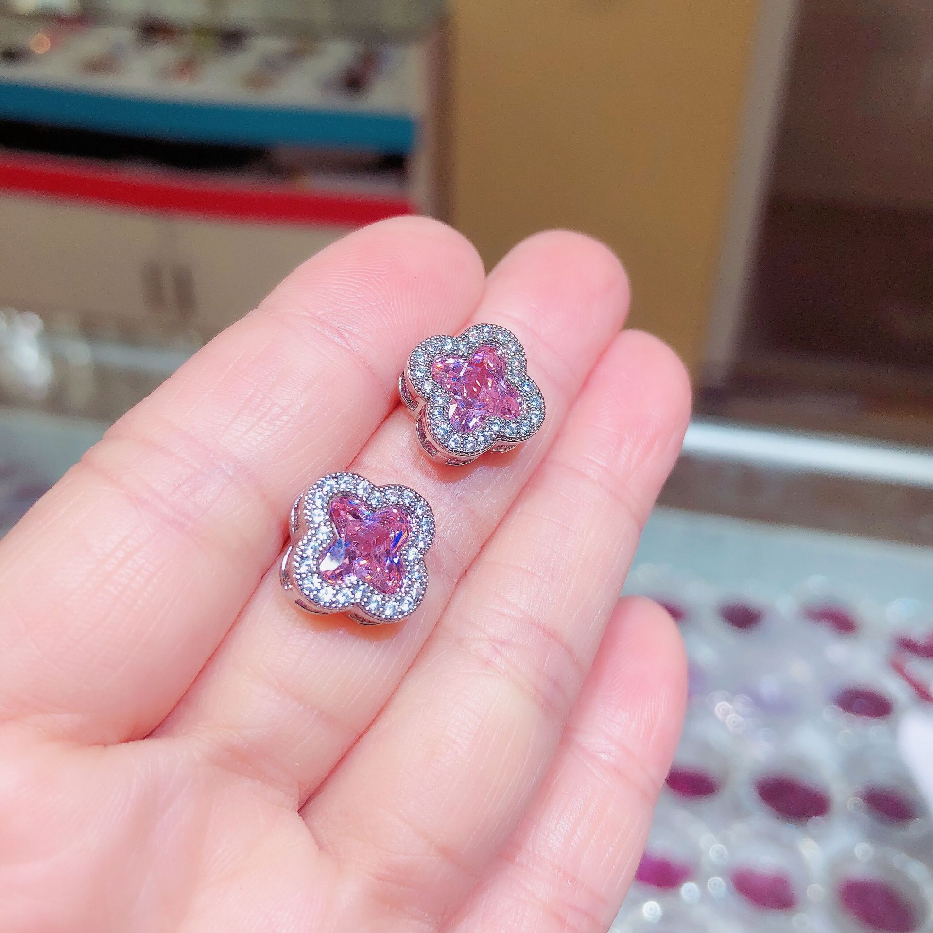 

Гарантія якості Сережки з чотирма листами конюшини Aaa Високоякісні сережки з цирконієм Класичні якісні жіночі сережки рожевий