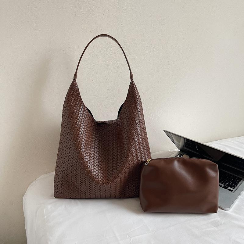 Retro Shoulder Bag Casual Soft Leather Underarm Bag and Popular Woven Commuter Handbag
